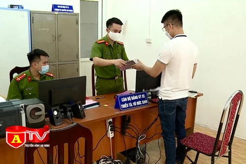 Người dân phấn khởi được cấp biển số xe ngay tại cơ sở