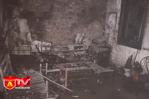 Giải cứu 3 người kẹt trong căn nhà bốc cháy dữ dội