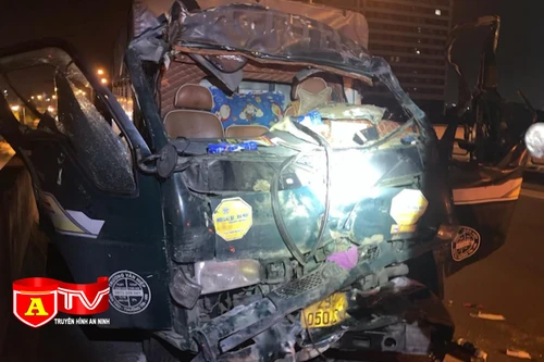 Cứu nạn thành công 3 người gặp nạn, mắc kẹt trong cabin ô tô