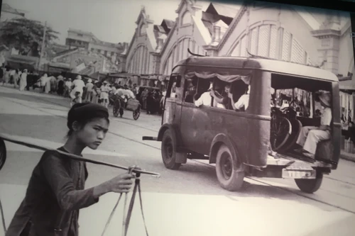 [Ảnh] Có một Hà Nội đầy thương nhớ qua hình ảnh gánh hàng rong và tiếng rao ngoài phố