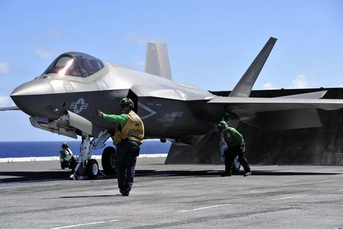 Nhật Bản sẽ trang bị cho tàu Izumo tiêm kích hạm tàng hình F-35C tính năng vượt trội J-35 Trung Quốc?