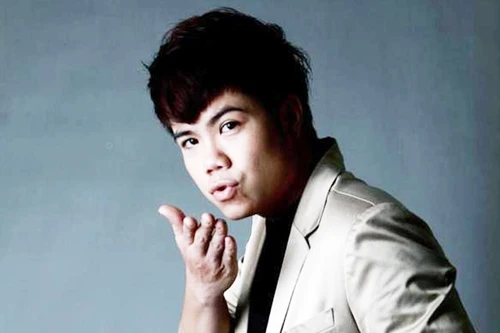 Ca sỹ Đinh Mạnh Ninh chúc mừng Ngày 20-10 trong… bệnh viện