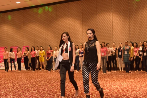 Người mẫu Thuý Hằng “rèn dáng” cho thí sinh HHVN 2014