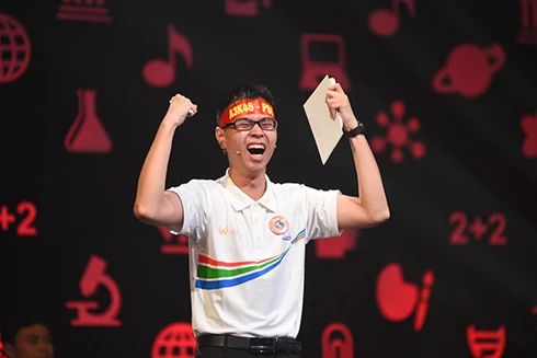 [ẢNH] Xúc động với niềm vui vỡ oà từ sân khấu chính tới quê nhà tân vô địch Olympia Trần Thế Trung