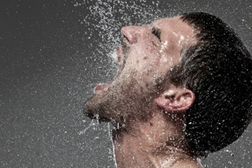 [ẢNH] Tại sao tắm khuya lại có thể gây đột tử và nhiều căn bệnh khác?