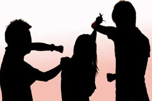 Bà mẹ trẻ bị kéo ra khỏi nhà, hiếp dâm tập thể