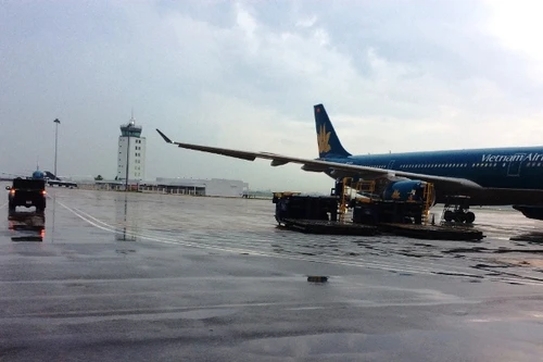 Nhiều chuyến bay đi Tân Sơn Nhất phải hạ cánh xuống Cam Ranh