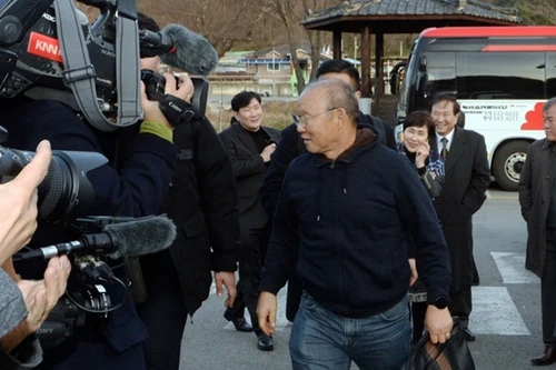 [ẢNH] HLV Park Hang-seo được chào đón như người hùng khi về thăm quê