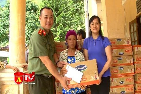 Sẻ chia vất vả, khó khăn với đồng bào vùng lũ Hà Giang