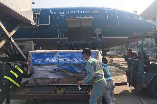 Vận chuyển khẩn cấp 30 tấn lương khô cứu trợ miền Trung lũ lụt