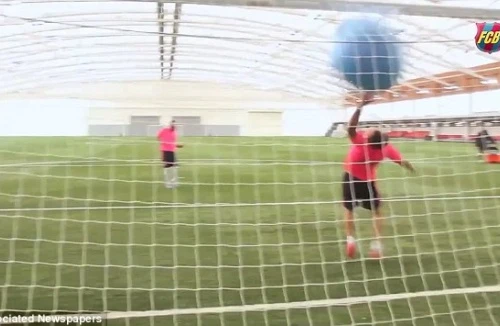 Cười “bể bụng” với clip sao Barca thi đá phạt đền bằng… bóng bay