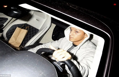 Sao Arsenal bị cảnh sát “sờ gáy”