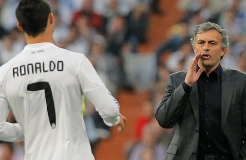 Jose Mourinho “đá xoáy” Ronaldo và CLB cũ