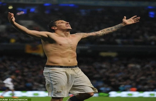 Sao Man City ăn mừng bàn thắng bằng cách… khoe “quần chip” 