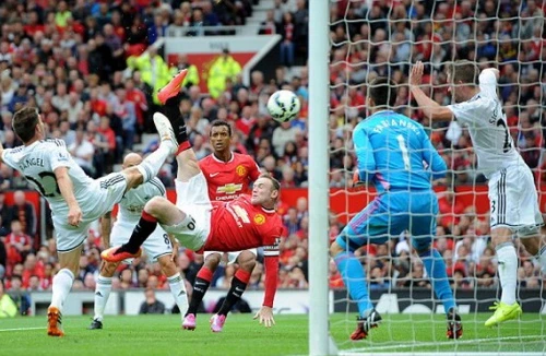 Rooney – Băng đội trưởng, siêu phẩm và “cái tát đau” ngày mở màn