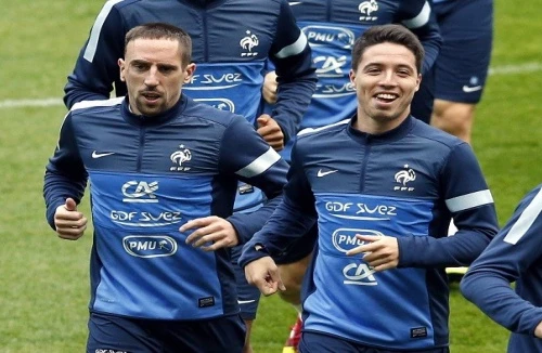 Vui vẻ bên bạn gái, Nasri không màng tới cơ hội dự World Cup 