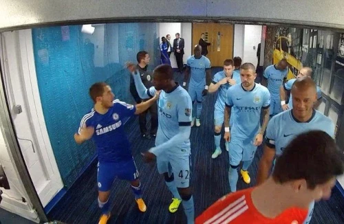 Lộ clip sao Man City và Chelsea “tẩn” nhau trong đường hầm