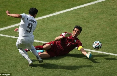 Marchisio nhận thẻ đỏ, 10 cầu thủ Italia “gục ngã” trước Uruguay