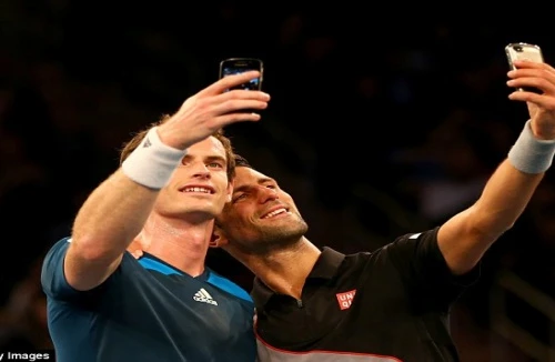 Djokovic và Murray rủ nhau “tự sướng” ngay trên sân tennis