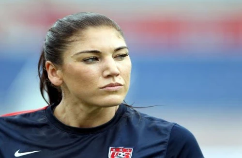 Thủ thành xinh đẹp tuyển Mỹ bị bắt vì bạo lực gia đình