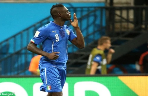 Balotelli lại gây sốc khi muốn được hôn… Nữ hoàng Anh