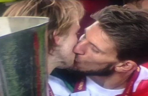 Sốc với màn khóa môi ăn mừng chức vô địch của các cầu thủ Sevilla