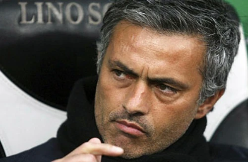 HLV Jose Mourinho “tuyệt vọng” với hàng công của Chelsea