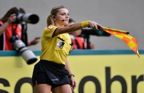 LĐBĐ Brazil khốn đốn vì nữ trợ lý trọng tài xinh đẹp gây sốt trên mạng
