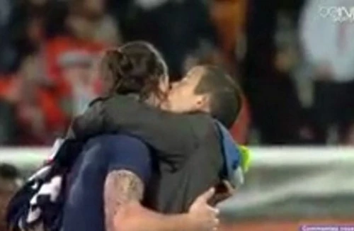 Ibrahimovic hoảng hồn vì bị fan “cưỡng hôn”