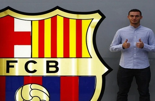 Từ chối M.U, Arsenal để Vermaelen "cập bến" Barca