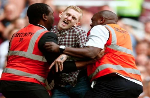 Hài hước những tình huống “đột kích” vào sân của fan cuồng