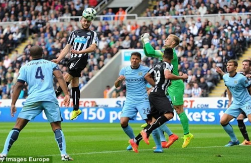 Xà ngang cứu Liverpool, Man City thoát thua nhờ Fernando