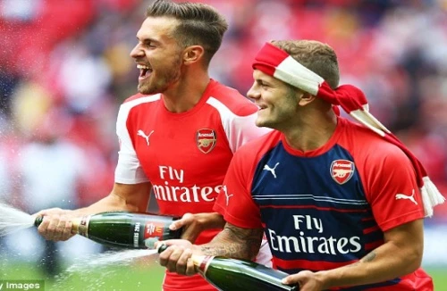 Chùm ảnh: Pháo thủ "tắm" champagne ăn mừng danh hiệu đầu tiên của mùa giải mới 