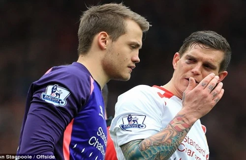 Thủ thành Liverpool xin lỗi… vợ của đồng đội sau cú đấm trời giáng