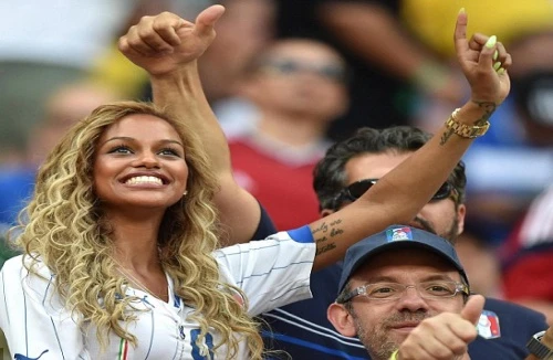 Hôn phu siêu mẫu của Balotelli làm “nóng” khán đài Amazonia Arena