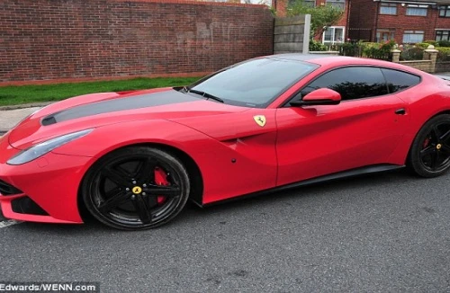 “Siêu quậy” Balotelli lại khoe “xế” khủng, làm trò hề trên sân tập