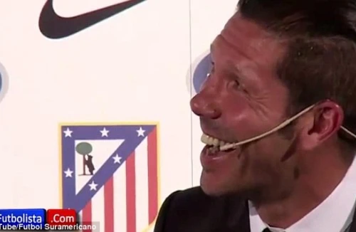 Diego Simeone họp báo công bố sử dụng…Facebook!