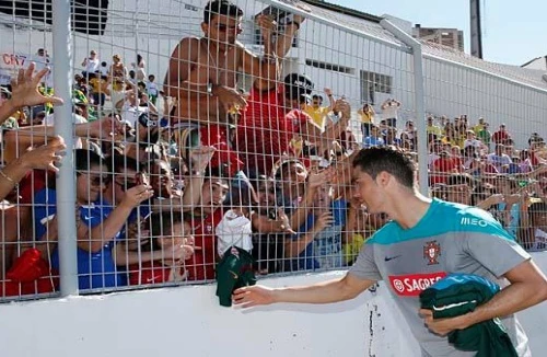 Bồ Đào Nha “méo mặt” vì Ronaldo tái phát chấn thương đầu gối