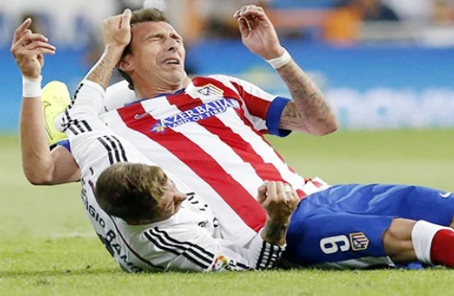 Lộ clip sao Real “đánh nguội” thô thiển tân binh của Atletico