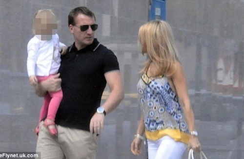 HLV Liverpool du hí cùng bồ trẻ ở Tây Ban Nha