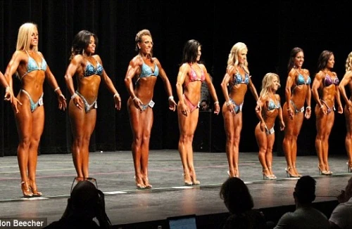 Cô gái bị còi xương vẫn vô địch thể hình