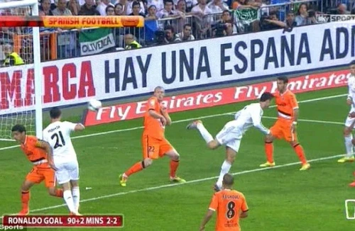 Siêu phẩm ở phút bù giờ của Ronaldo giải cứu Real