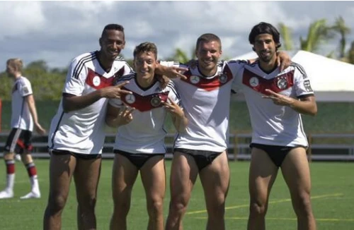 Các cầu thủ Đức rủ nhau “cởi” mừng vé vào tứ kết