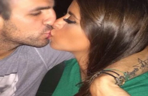 Fabregas hạnh phúc viên mãn bên “bồ già” sexy