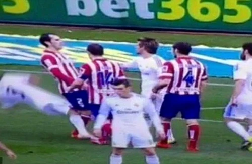 Real cáo buộc Atletico khiến trận derby Madrid trở nên bạo lực