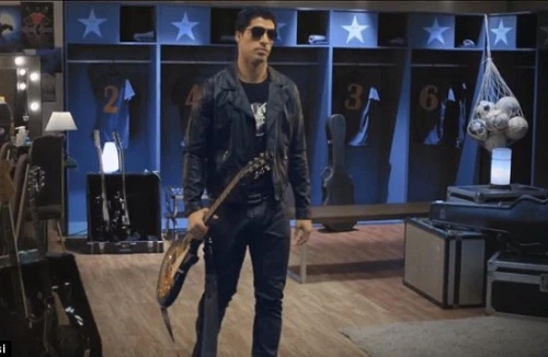 Luis Suarez “đốn tim” fan nữ khi hóa thân thành ngôi sao nhạc rock