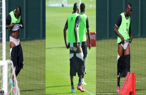 "Siêu quậy" Balotelli lại gây sốc khi “tồng ngồng” trên sân tập