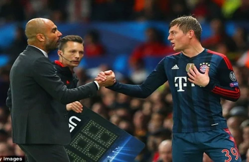 Toni Kroos “hục hặc” với HLV Pep Guardiola khi rời sân