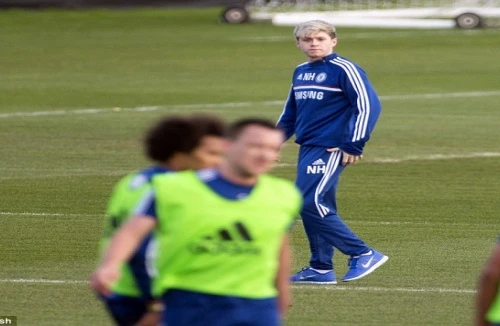 Hot boy nước Anh tập luyện cùng các cầu thủ Chelsea