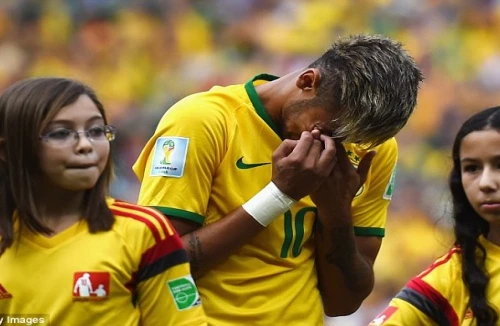 Neymar nức nở khi cử hành quốc ca Brazil